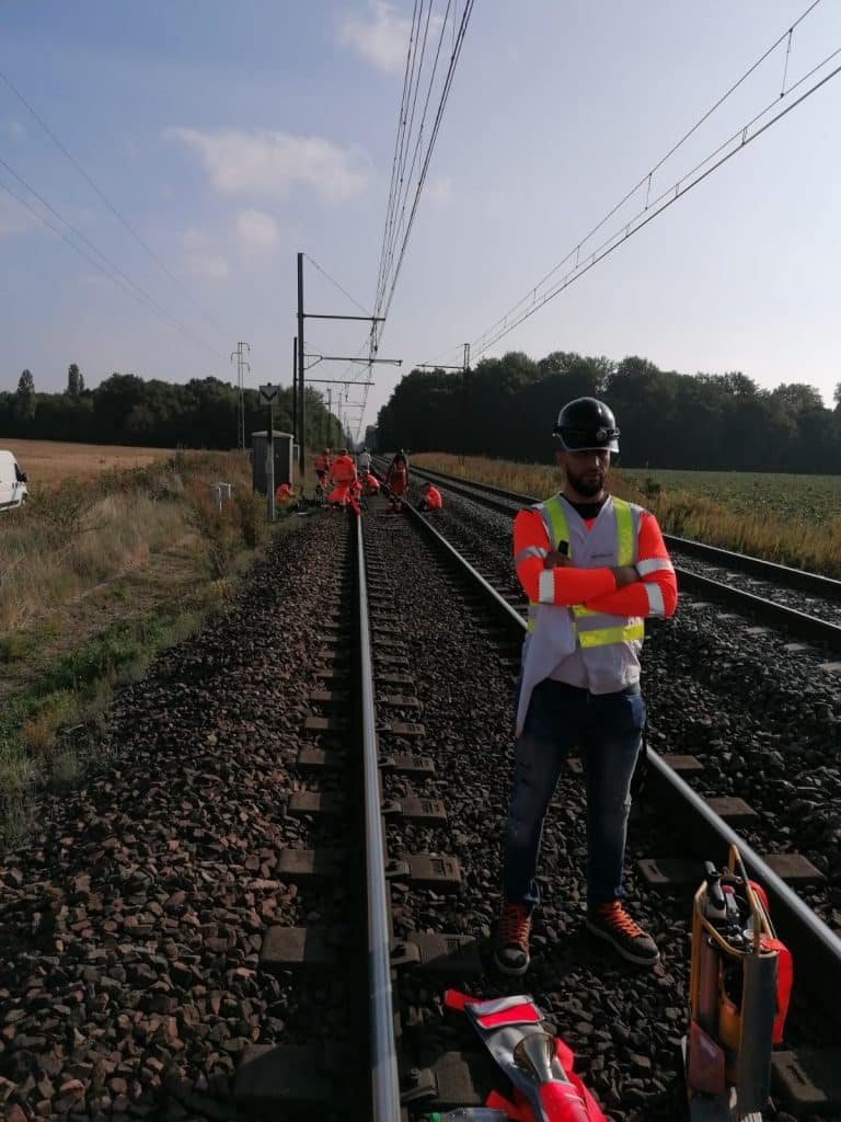 Un homme au milieu d'un chemin de fer